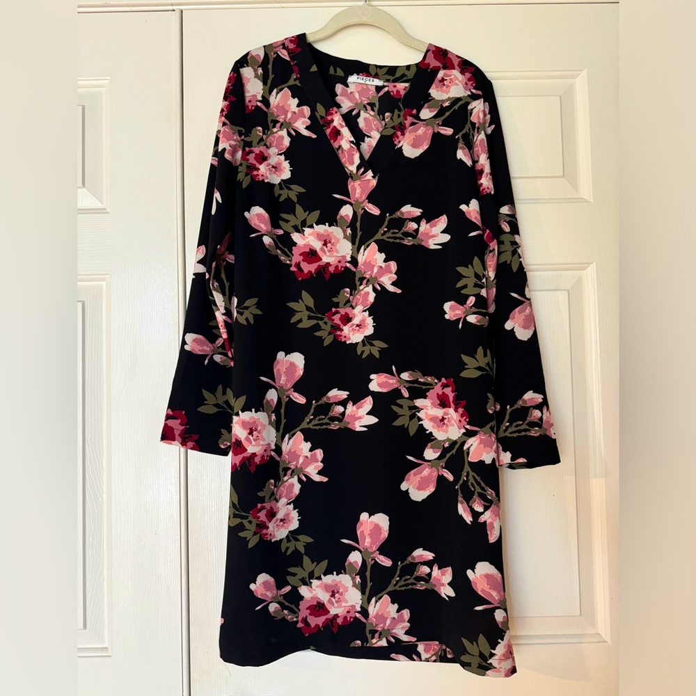 Black mid-length dress with floral pattern, M